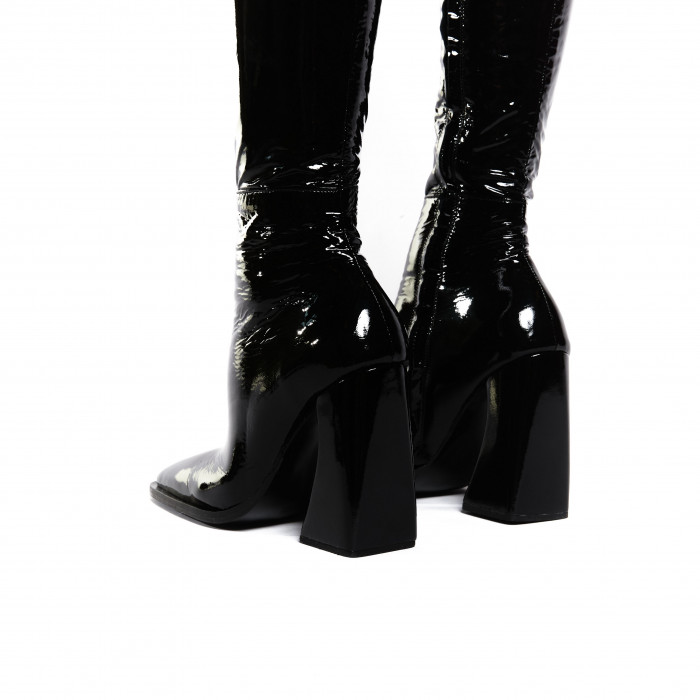 Черные ботфорты с фигурным каблуком