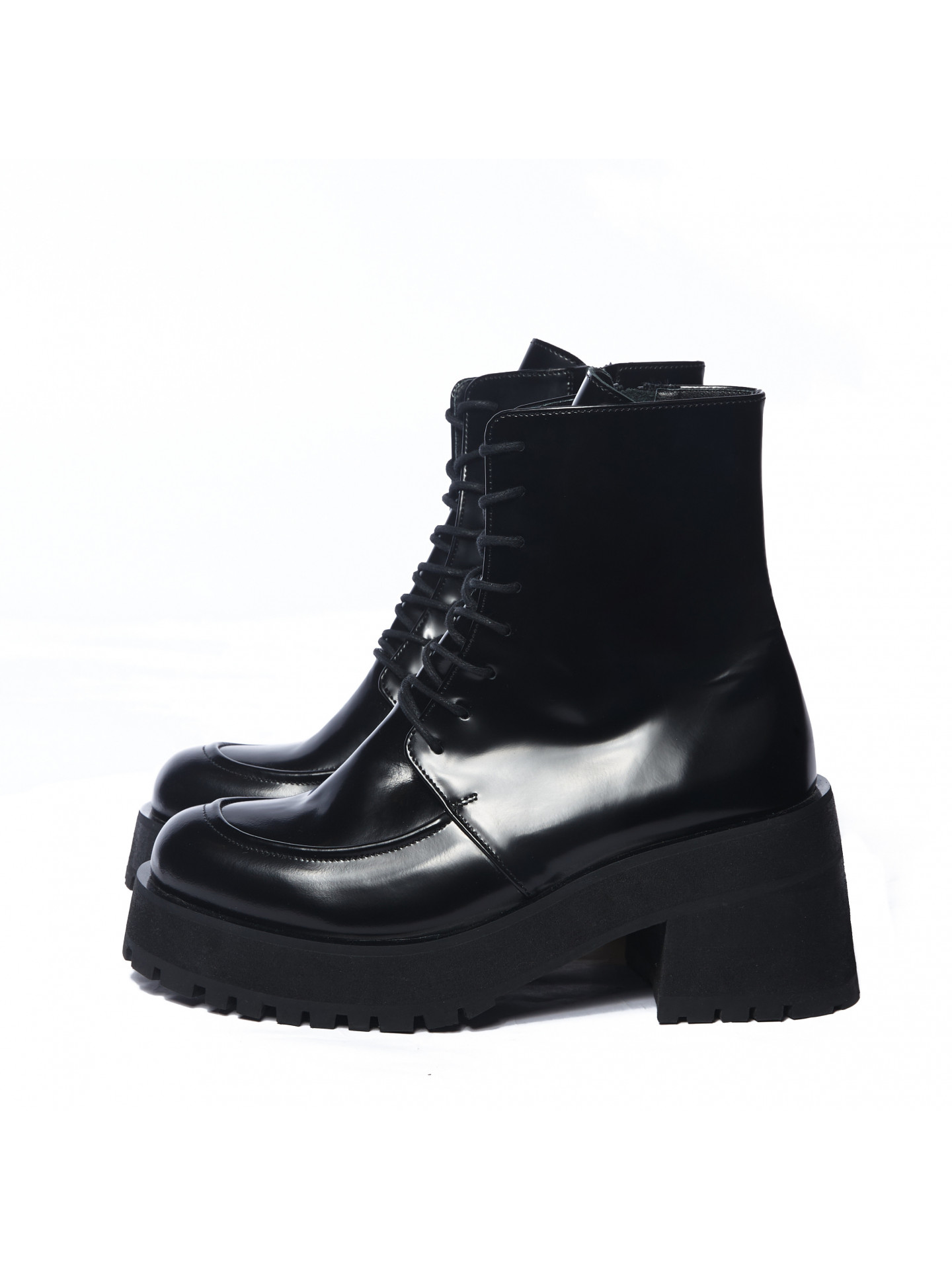 Ботинки со жгутом лаковые