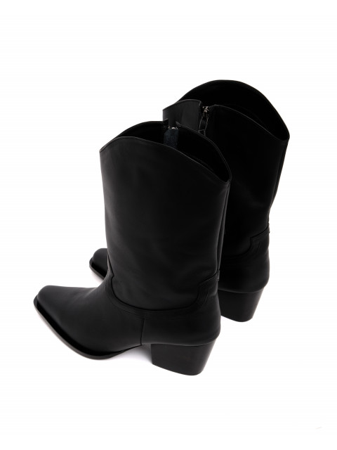 Familiar cowboy boots Familiar cowboy boots