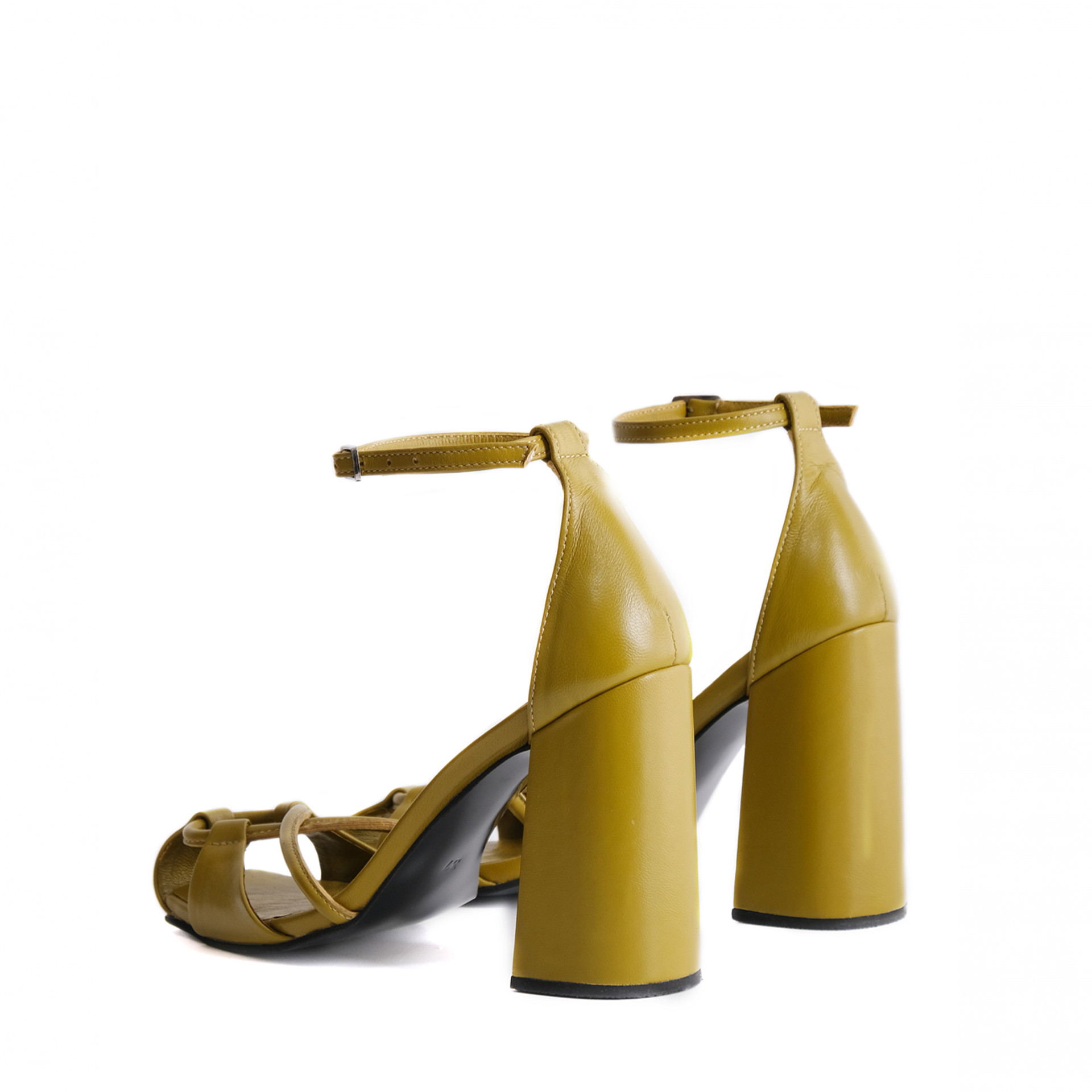 Босоножки с переплетением на мысе Босоножки с переплетением на мысе