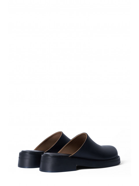 Mules with flat soles Mules with flat soles